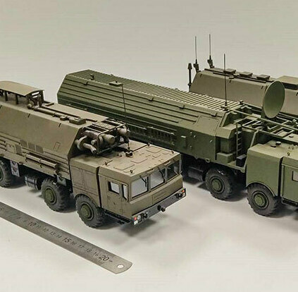 Масштабная модель оперативно-тактического ракетного комплекса «Искандер-М» (1:72) — детализированный макет с пусковыми установками и спецтехникой для коллекционеров и экспозиций, изготовленная на заказ в макетной мастерской Maket-modeli.ru Детализированная масштабная модель ракетного комплекса «Искандер-М» в масштабе 1:72. Включает несколько единиц военной техники: самоходные пусковые установки на шасси МЗКТ-7930 с характерными антеннами и оборудованием, транспортно-заряжающие машины. Реалистично проработаны элементы корпуса, колёса, люки, системы наведения. Подходит для стендового моделизма, музейных экспозиций, коллекционирования. Отображает мощь и технологичность российской военной техники в миниатюре.