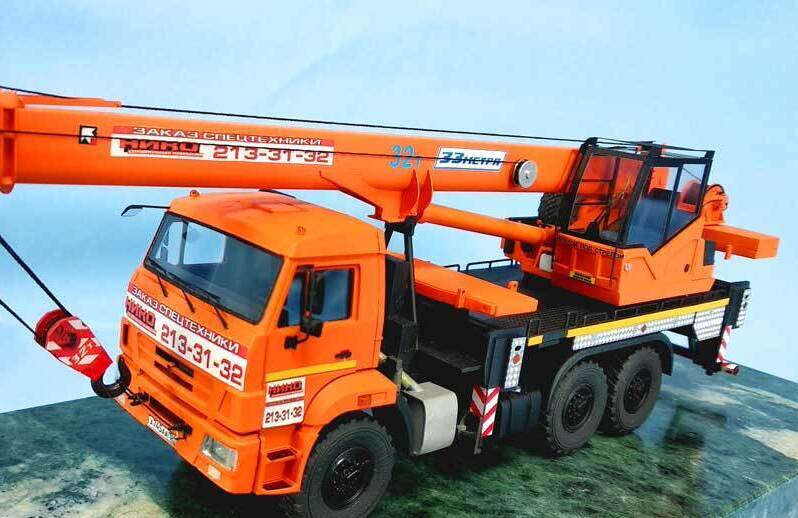 Архитектурная модель промышленного парка: детализированный макет завода с кирпичными дымовыми трубами, цистернами и резервуарами, складскими корпусами, подъездными дорогами, зелёными зонами и подсветкой для градостроительного моделирования и презентаций изготовленный на заказ в макетной мастерской