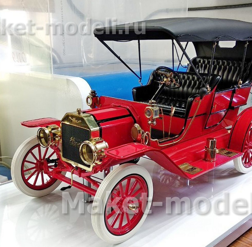 Детализированный масштабный макет ретро-автомобиля Ford Model T: эксклюзивная подарочная модель ручной работы для коллекций и выставок, изготовленный на заказ в макетной мастерской Maket-modeli.ru Коллекционный макет винтажного автомобиля Форд Модель Т в красном цвете с высокой точностью исполнения: латунный радиатор, белые покрышки, кожаный салон и откидной тент в миниатюре.