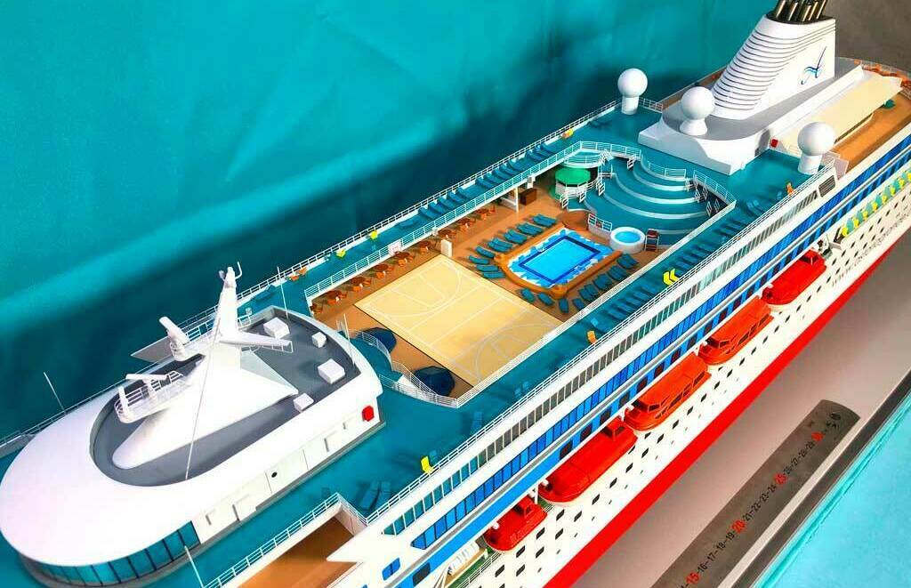 3D-масштабный макет круизного лайнера «Astoria Grande» с высокой детализацией: видны палубы, спасательные шлюпки, надстройка с логотипом, корпус с красно-белой окраской. Реалистичная модель судна с отображением ключевых элементов дизайна — идеально для демонстрации, коллекций и выставочных экспозиций.