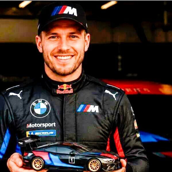 Коллекционная масштабная модель гоночного автомобиля BMW M8 GTE в руках гонщика BMW Motorsport: детализированная миниатюра с фирменной ливреей и логотипами спонсоров Фигурка гонщика BMW Motorsport с коллекционной моделью BMW M8 GTE в руках — детализированная литая миниатюра в фирменных цветах M Performance, с логотипами Red Bull, Puma и Michelin