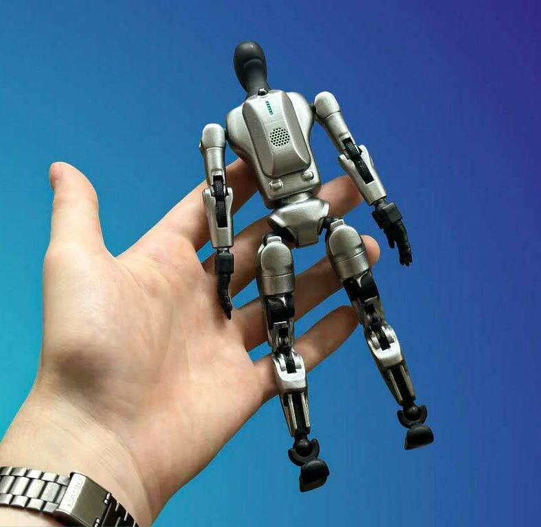 Шарнирная 3D-фигурка человека, изготовленная на заказ с помощью 3D-принтера по фото — детализированная миниатюрная модель с подвижными суставами, идеальный сувенир или элемент коллекции, созданная по индивидуальным параметрам Миниатюрная 3D-фигурка человека, напечатанная на 3D-принтере по фотографии заказчика. Модель выполнена с высокой детализацией, имеет подвижные суставы (руки, ноги, голова), компактный размер (помещается на ладони). Подходит для создания персонализированных сувениров, коллекционных экземпляров или декоративных элементов. Пример индивидуальной 3D-печати с воспроизведением позы и пропорций оригинала