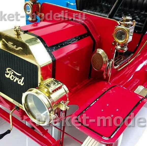 Детально проработанная модель ретро-автомобиля Ford Model T 1914 года в ярком красном цвете с латунными акцентами: выразительные фары, декоративная решётка радиатора с логотипом Ford, боковые фонари и изящные элементы кузова. Презентационная модель с чёрным кожаным салоном и классическими белыми покрышками колёс — идеальный экспонат для музея или деловой презентации. Изготовлена на заказ с соблюдением исторических деталей.