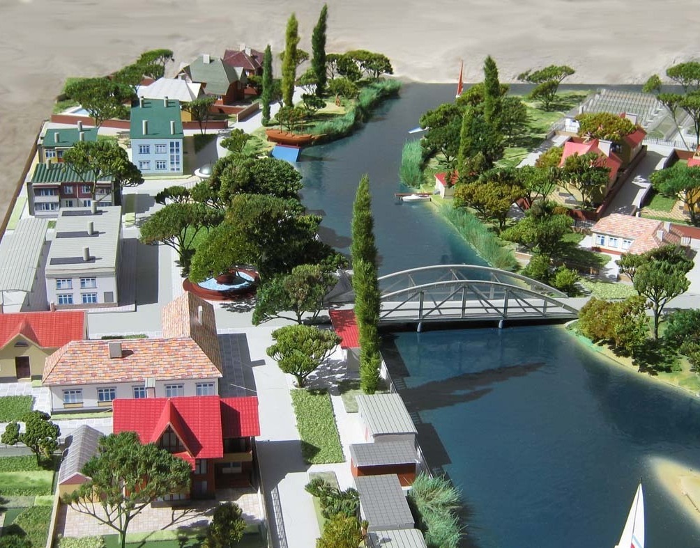 Модель микрорайона с речкой, мостом , жилыми кварталами и зоной отдыха