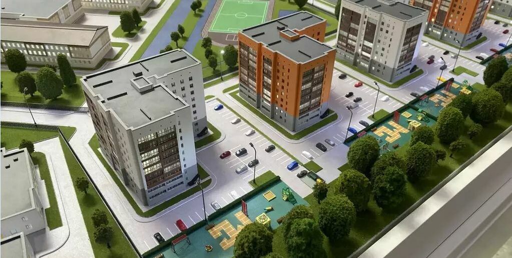 3D-масштабный макет современного жилого комплекса, демонстрирующий планировку квартальной застройки. Включены многоэтажные жилые дома с реалистичными фасадами, школа с прилегающими спортивными площадками, благоустроенные дворы с детскими игровыми зонами. Визуализированы пешеходные дорожки, парковочные места, зелёные насаждения, аллеи и элементы ландшафтного дизайна. На макете отображены ключевые инфраструктурные объекты: спортивная площадка с беговой дорожкой, зоны отдыха, подъездные пути и тротуары. Модель позволяет оценить плотность застройки, распределение жилых и общественных зон, удобство транспортной доступности и уровень озеленения территории. Идеальна для презентации проекта девелоперам, инвесторам и потенциальным покупателям недвижимости.