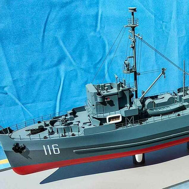 Модель военного корабля изготовленная в макетной студии для подарка