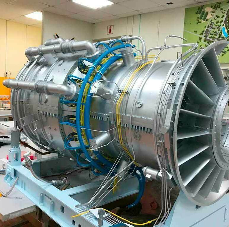 Полноразмерный макет газового турбинного двигателя. Это учебное пособие, которое используется для изучения устройства и принципов работы газотурбинных двигателей. Макет показывает внутренние компоненты двигателя, такие как компрессор, камеры сгорания и турбину, что позволяет студентам и специалистам лучше понять процессы, происходящие внутри двигателя. Использование таких макетов способствует улучшению понимания технических аспектов и может применяться в образовательных учреждениях, на курсах повышения квалификации или в лабораториях для исследовательских целей.