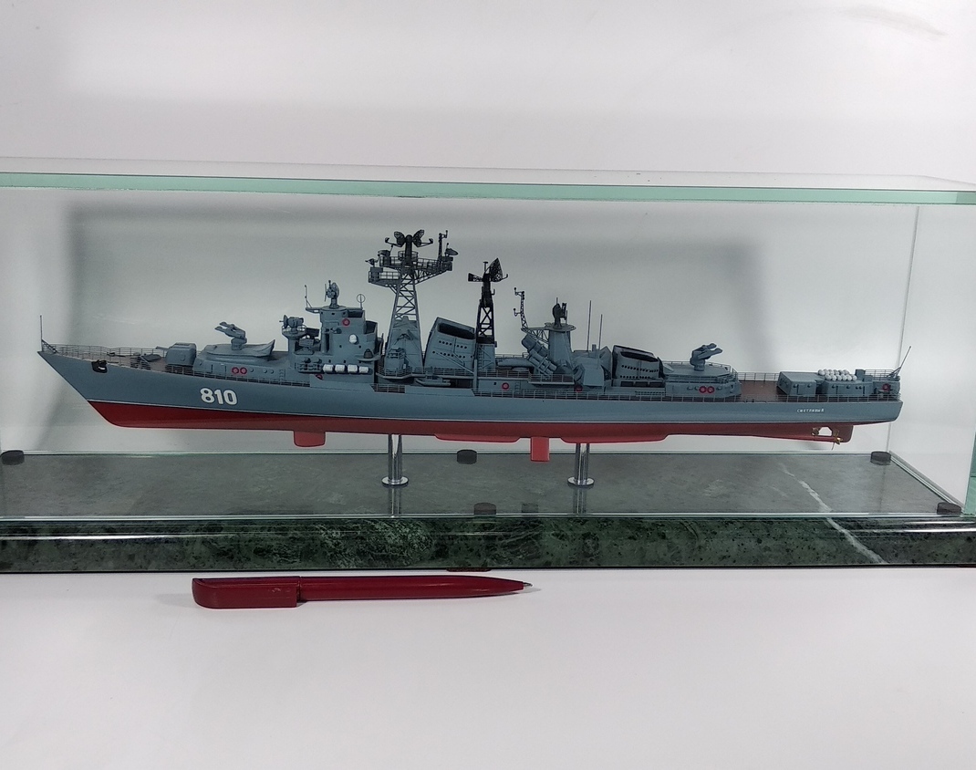 Масштабный макет военного корабля под стеклянным колпаком