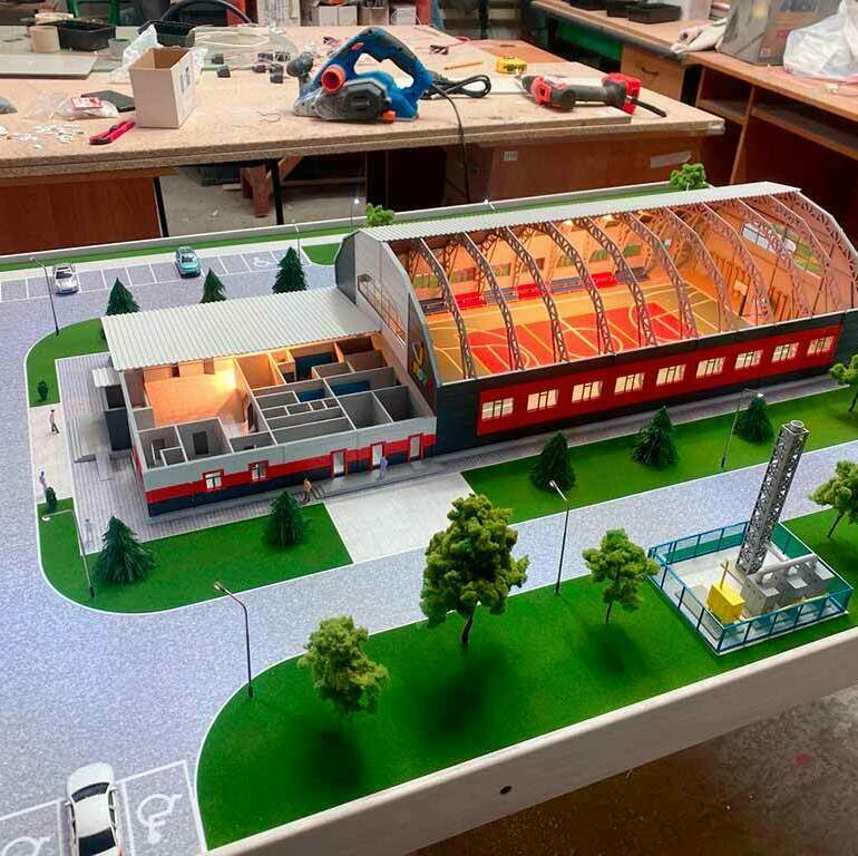 На макете представлены спортивные площадки, бытовые комнаты и переодевалки