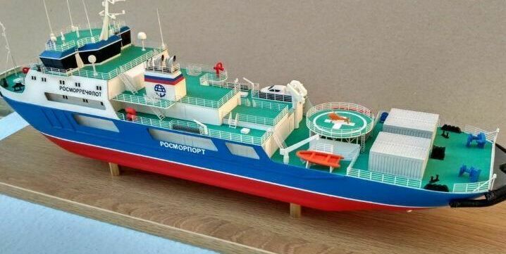 Масштабная модель ледокола проекта 22740М «Росморпорт» — детализированная копия дизель-электрического судна с вертолётной площадкой, навигационным оборудованием и палубными модулями для коллекционеров и музейных экспозиций, изготовленная на заказ в макетной мастерской Maket-modeli.ru Реалистичная масштабная модель дизель-электрического ледокола проекта 22740М, эксплуатируемого «Росморпортом». Модель выполнена в фирменных цветах: корпус окрашен в насыщенный синий с красной ватерлинией, надстройка — белая с зелёными палубами. На макете отчётливо видны ключевые элементы: вертолётная площадка с разметкой, навигационные антенны и мачты, спасательные круги, леерные ограждения, контейнеры и палубные модули. Проработаны детали ходовой части, капитанской рубки, бортового оборудования и швартовных устройств. Копия идеально подойдёт для демонстрации в морских музеях, учебных заведениях или в качестве коллекционного экспоната, иллюстрирующего современный российский ледокольный флот.
