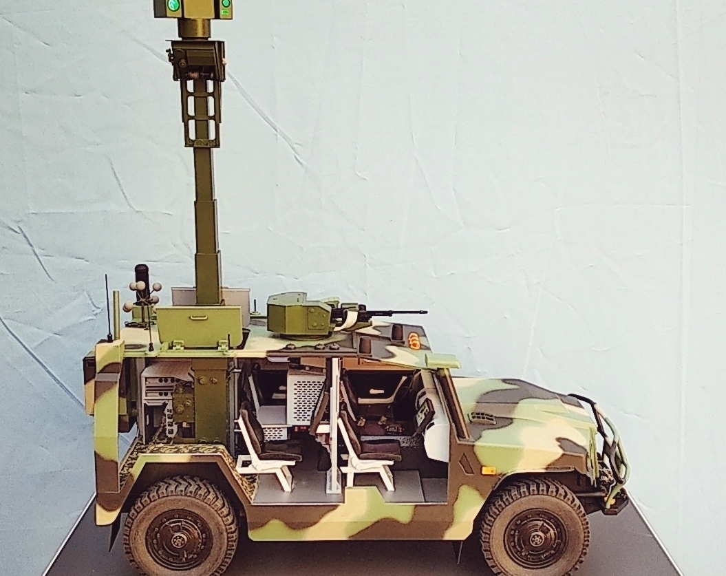 Модель военного автомобиля с радаром