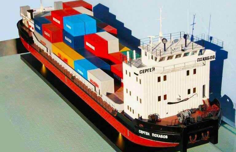 Масштабная модель гражданского судна-танкеровоза Масштабная модель гражданского судна-танкеровоза, изготовленная на заказ. Производится демонстрация на выставке в городе Москва.