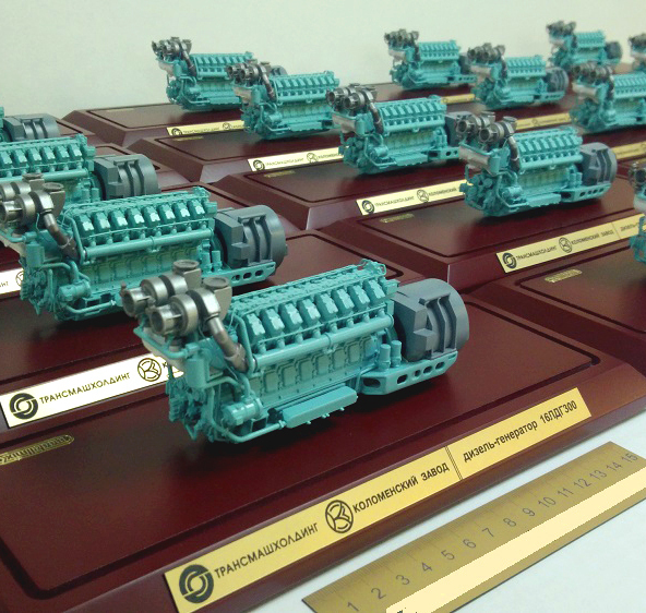 Масштабные модели дизель-генератора 16ЛДГ300 производства Коломенского завода (Трансмашхолдинг) — коллекционные макеты для демонстрации инженерных решений, изготовленная на заказ в макетной мастерской Maket-modeli.ru Коллекционные масштабные модели дизель-генератора 16ЛДГ300, изготовленные Коломенским заводом (группа «Трансмашхолдинг»). Модели выполнены с высокой детализацией: видны цилиндры, выпускные коллекторы, элементы корпуса. Установлены на презентационных подставках с фирменными табличками. Идеальны для выставок, технических экспозиций и коллекций, посвящённых промышленному оборудованию.