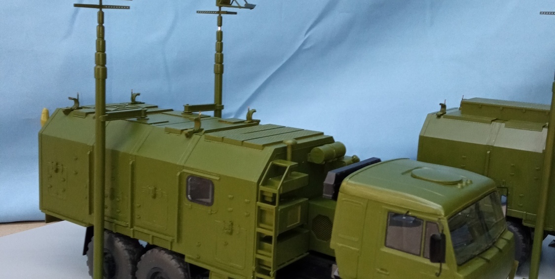 Масштабная модель военного транспортного средства, оснащенного системой радиолокационного наблюдения. Это может быть модель передвижной радиолокационной станции (РЛС), предназначенной для обнаружения воздушных целей. Такие модели используются в учебных целях для обучения личного состава, демонстрации возможностей техники потенциальным пользователям или для музейных экспозиций, чтобы показать развитие военной техники.