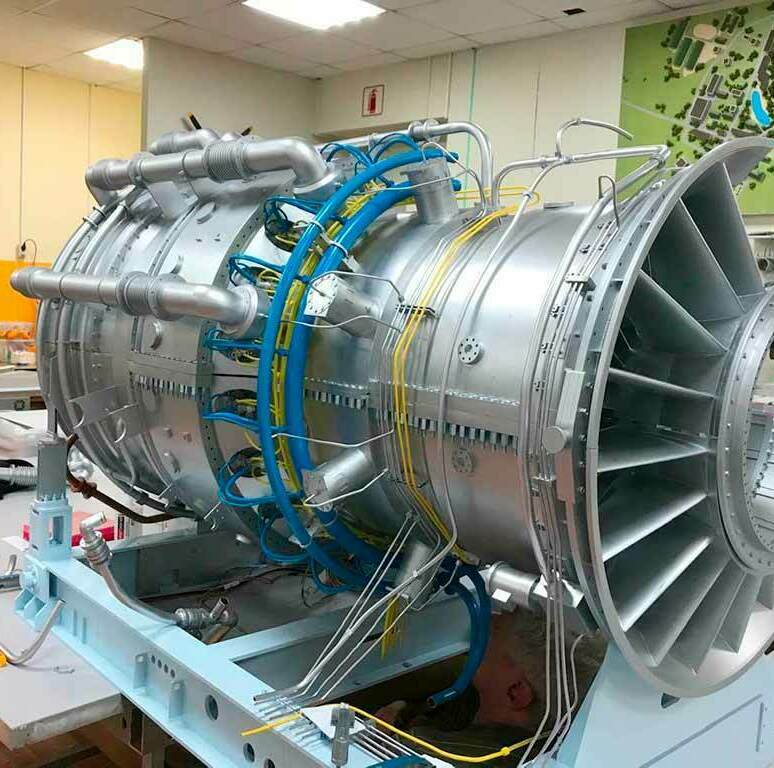 Полноразмерный макет газового турбинного двигателя. Это учебное пособие, которое используется для изучения устройства и принципов работы газотурбинных двигателей. Макет показывает внутренние компоненты двигателя, такие как компрессор, камеры сгорания и турбину, что позволяет студентам и специалистам лучше понять процессы, происходящие внутри двигателя. Использование таких макетов способствует улучшению понимания технических аспектов и может применяться в образовательных учреждениях, на курсах повышения квалификации или в лабораториях для исследовательских целей.