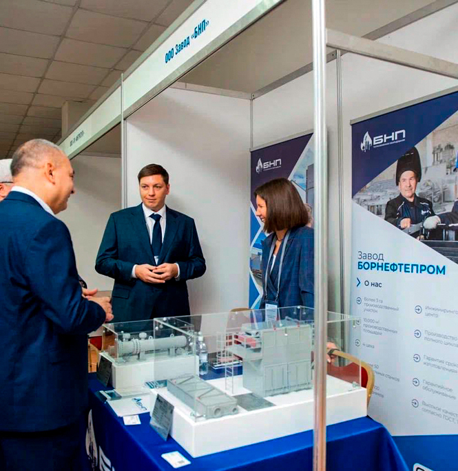 Макеты промышленного оборудования для выставки: детализированные модели технологических установок от Студии макетов — демонстрация производственных решений завода «БОРНЕФТЕПРОМ» Демонстрационные макеты промышленного оборудования, изготовленные на заказ для выставочного стенда завода «БОРНЕФТЕПРОМ». На переднем плане — прозрачная витрина с масштабными моделями технологических установок, отражающими ключевые этапы производственного процесса. Вокруг макетов размещены информационные баннеры с логотипом компании и описанием деятельности. Сцена иллюстрирует презентацию инженерных решений: видны представители компании, обсуждающие особенности оборудования с посетителями выставки. Модели служат для визуализации сложных промышленных систем, помогают наглядно представить инфраструктуру и технологические процессы предприятия. Идеальны для отраслевых экспозиций, бизнес-презентаций и образовательных мероприятий.