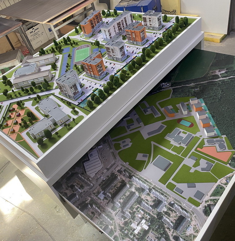 3D-масштабный макет современного жилого комплекса, демонстрирующий планировку квартальной застройки. Включены многоэтажные жилые дома с реалистичными фасадами, школа с прилегающими спортивными площадками, благоустроенные дворы с детскими игровыми зонами. Визуализированы пешеходные дорожки, парковочные места, зелёные насаждения, аллеи и элементы ландшафтного дизайна. На макете отображены ключевые инфраструктурные объекты: спортивная площадка с беговой дорожкой, зоны отдыха, подъездные пути и тротуары. Модель позволяет оценить плотность застройки, распределение жилых и общественных зон, удобство транспортной доступности и уровень озеленения территории. Идеальна для презентации проекта девелоперам, инвесторам и потенциальным покупателям недвижимости.