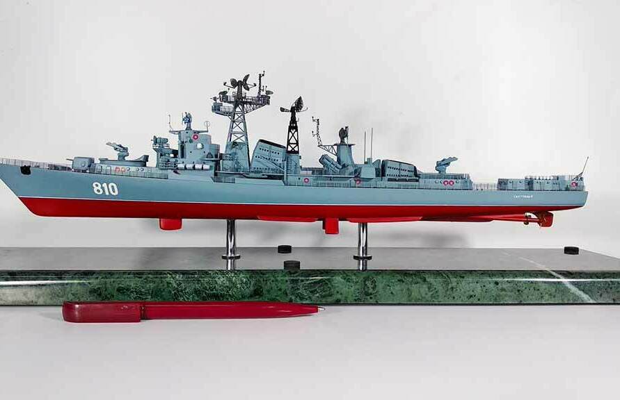Масштабная модель военного корабля на заказ, изготовленная на заказ. Производится демонстрация на выставке в городе Москва