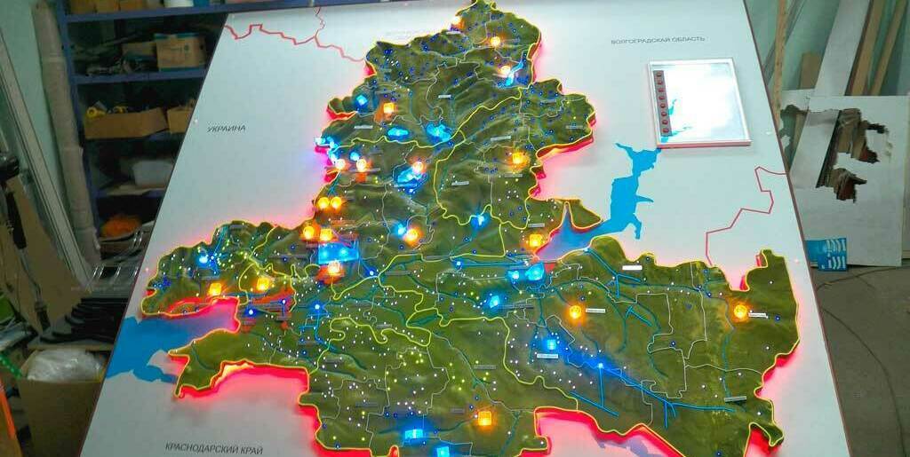 Объемная и рельефная карта-схема комплексного управления отходами и развития водоочистных установок в Ростовской области: интерактивная модель с визуализацией инфраструктуры, изготовленная на заказ в макетной мастерской Maket-modeli.ru Интерактивная объёмная карта Ростовской области с отображением схемы развития локальных водоочистных установок и системы управления отходами. Визуализированы ключевые объекты инфраструктуры, водные пути, границы соседних регионов (Краснодарский край, Республика Калмыкия, Ставропольский край). Подсветка точек указывает на расположение очистных сооружений и объектов переработки вторичных ресурсов. Инструмент для анализа экологической инфраструктуры региона.