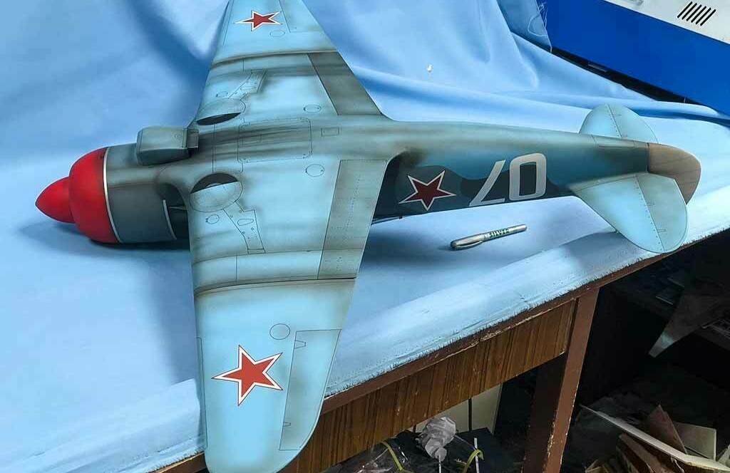 Масштабная модель самолёта, изготовленная макетной мастерской на заказ для выставки или подарка.