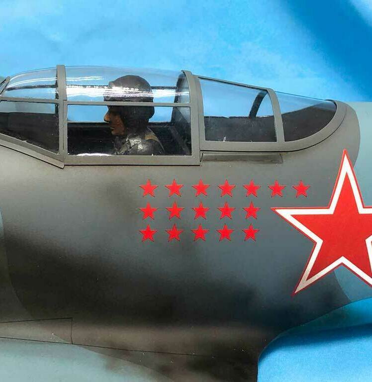 Детализированная масштабная модель советского истребителя Ла-5 с характерными красными звёздами на фюзеляже и хвосте, камуфляжной окраской и номером «07». Реалистичная копия легендарного самолёта времён Великой Отечественной войны, идеально подходящая для коллекционеров и любителей авиамоделей.