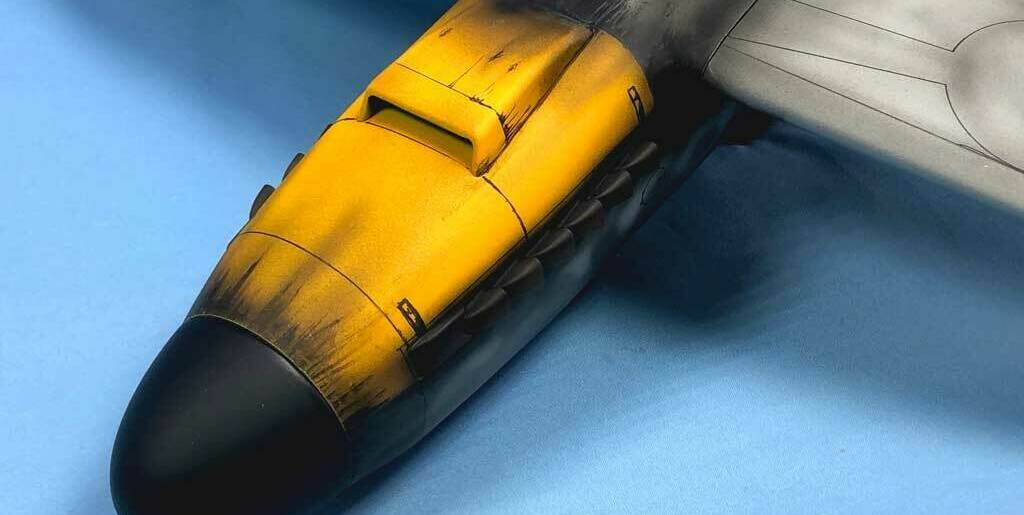 Детализированная масштабная модель немецкого истребителя Messerschmitt Bf 109G с характерной камуфляжной окраской, опознавательными знаками Люфтваффе (чёрные кресты на крыльях и фюзеляже), жёлтым хвостовым оперением и красно-белым кругом на носу. Реалистичная копия исторического самолёта времён Второй мировой войны, идеально подходящая для коллекционеров, любителей авиамоделей и реконструкторов. Проработаны кабина пилота, элементы вооружения и аэродинамические детали.