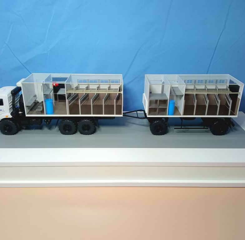 Изготовления на заказ масштабная модель спецтехники МЧС: детализированный макет Камаза с прицепом и внутренним оснащением кузова Масштабная модель-копия грузового автомобиля Камаз МЧС России с прицепом на демонстрационной подставке, выполненная с детальной визуализацией внутреннего устройства и стеллажного оборудования контейнеров для выставочных целей , изготовленный на заказ в макетной мастерской Maket-modeli.ru