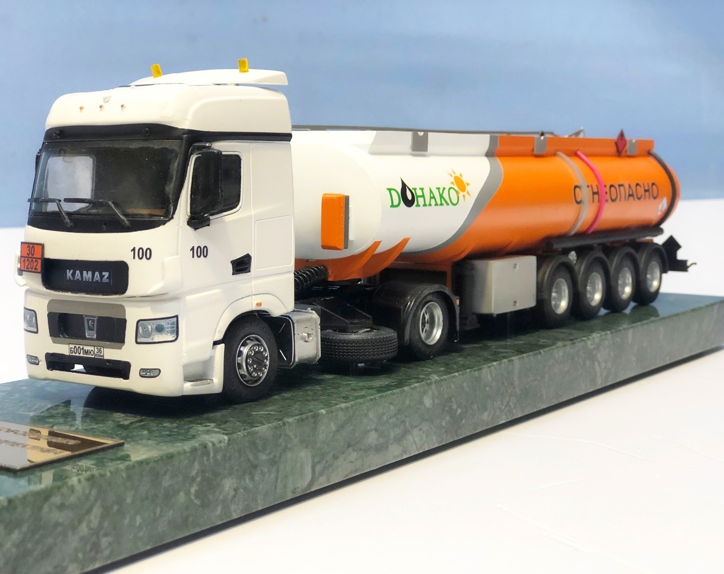 Модель КАМАЗа перевозящего нефтяные продукты