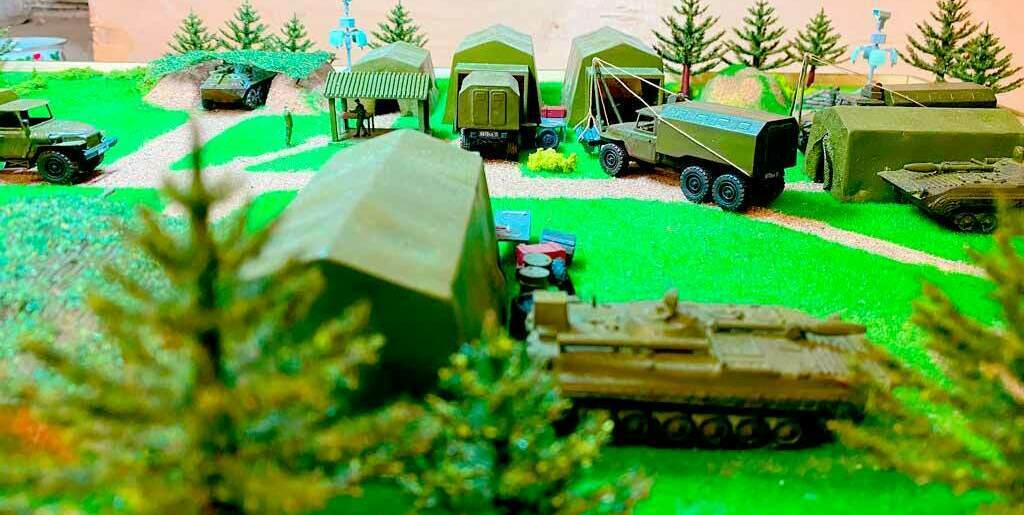 Макет военной техники и деревья для выставки