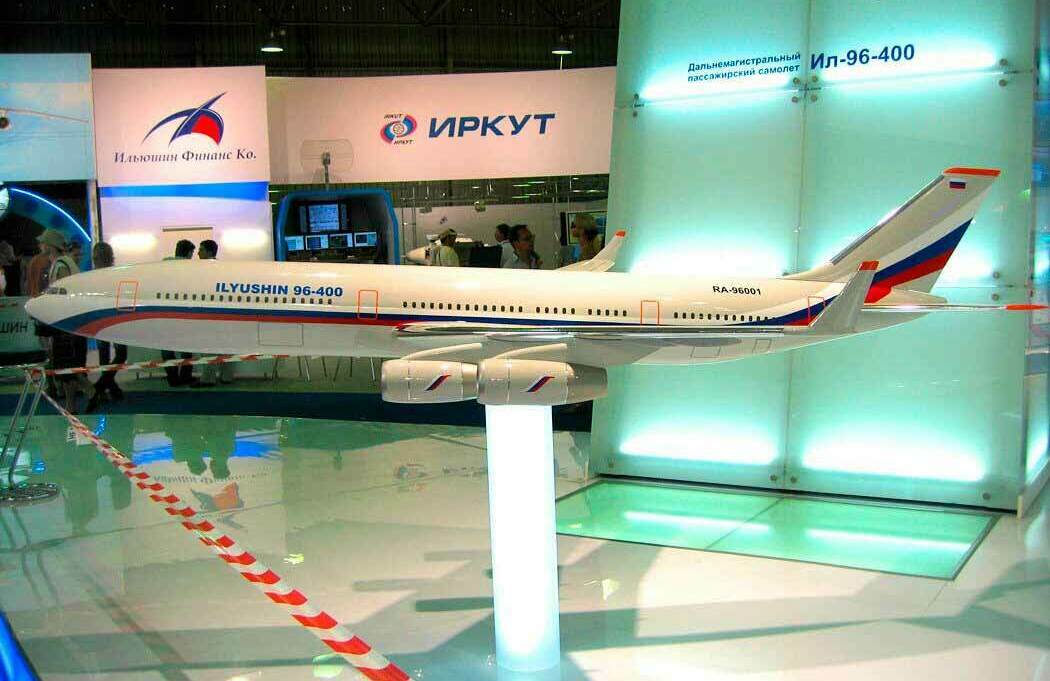 Масштабная модель самолёта, изготовленная макетной мастерской на заказ для выставки или подарка.