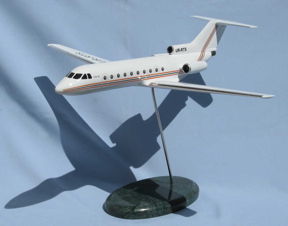 Модель самолёта на подставке
