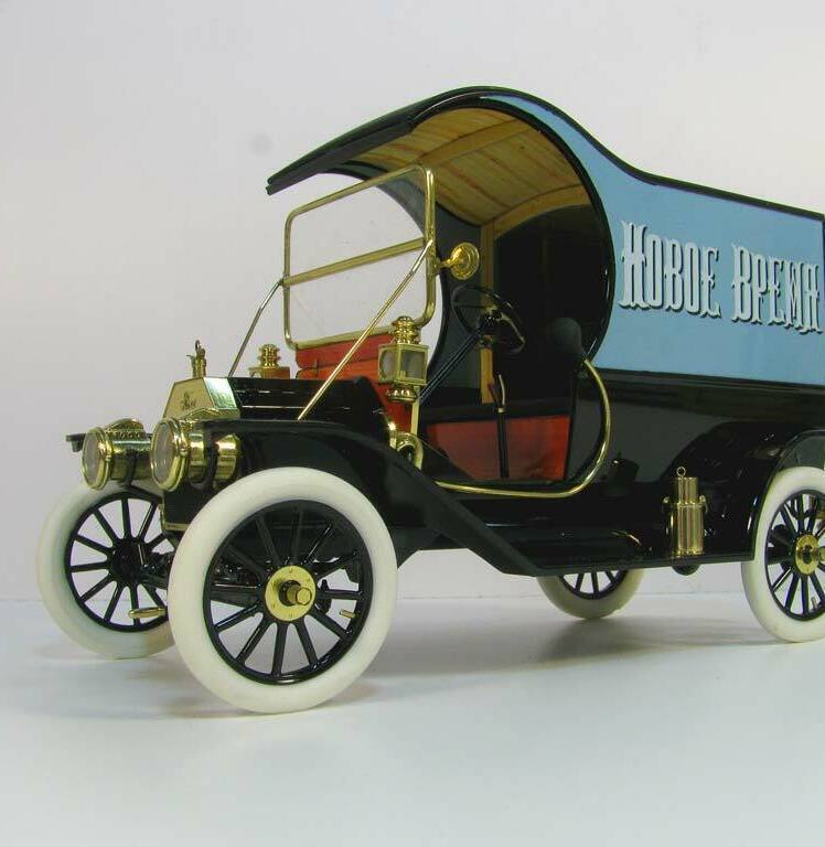 3D-масштабная модель коллекционного автомобиля развозного фургона Ford Model T 1912 года в масштабе 1:24. Классический дизайн с латунными фарами и рамкой ветрового стекла, белые шины, контрастная красно-чёрная окраска кузова. На боковой панели видна надпись, характерная для коммерческих версий модели. Детализированная решётка радиатора с логотипом Ford, аутентичные элементы отделки. Идеальный экземпляр для коллекционеров и любителей истории автомобилестроения.