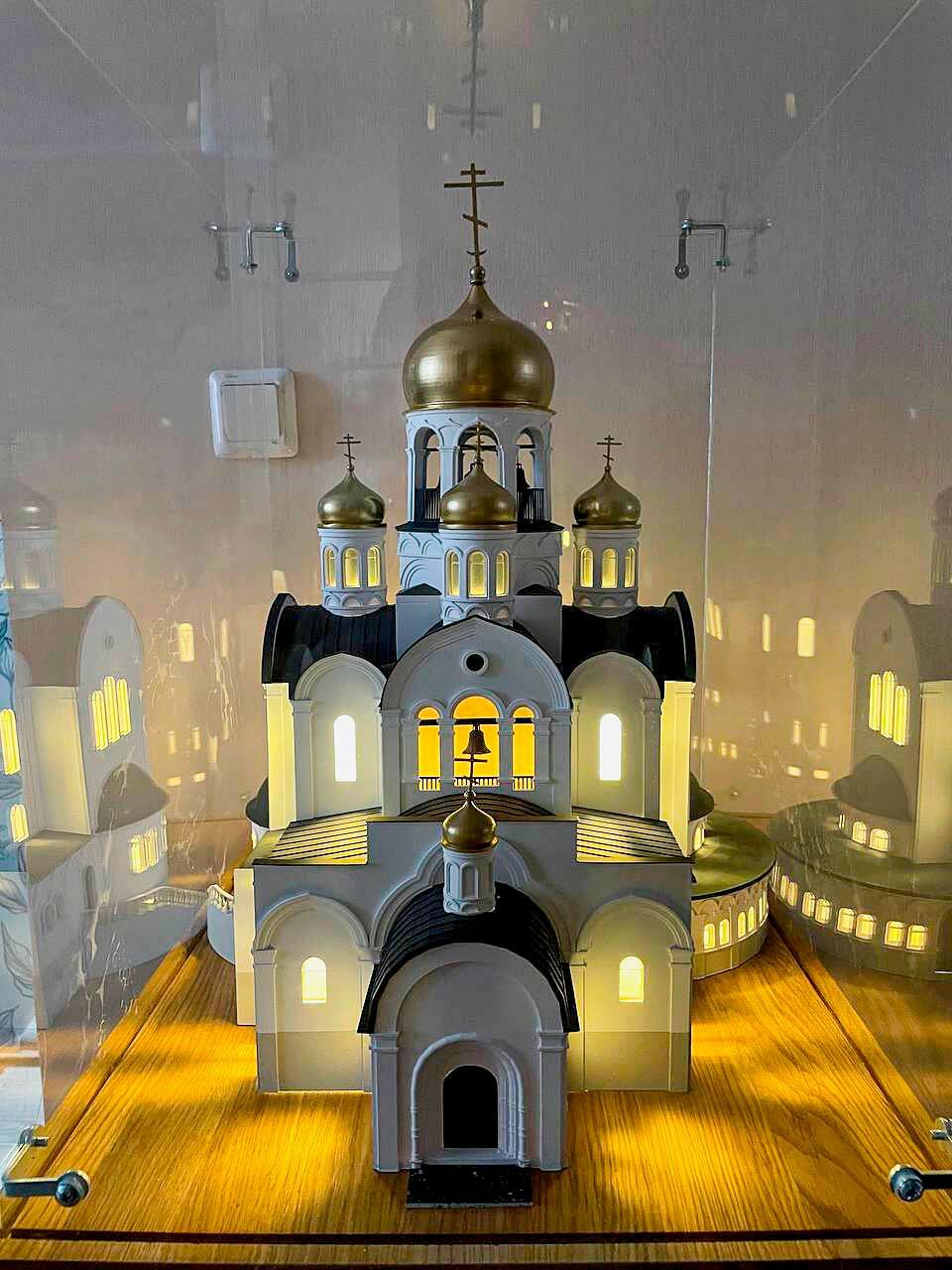 3‑D масштабный макет храма Архистратига Михаила в Ревде: детализированная модель православного собора для выставок и музеев 3‑D масштабный макет храма Архистратига Михаила в Ревде — белокаменный православный храм с золотыми куполами и арочными проёмами, точная архитектурная миниатюра