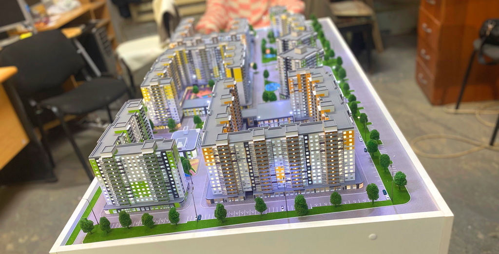 Макет жилого комплекса домов на постаменте