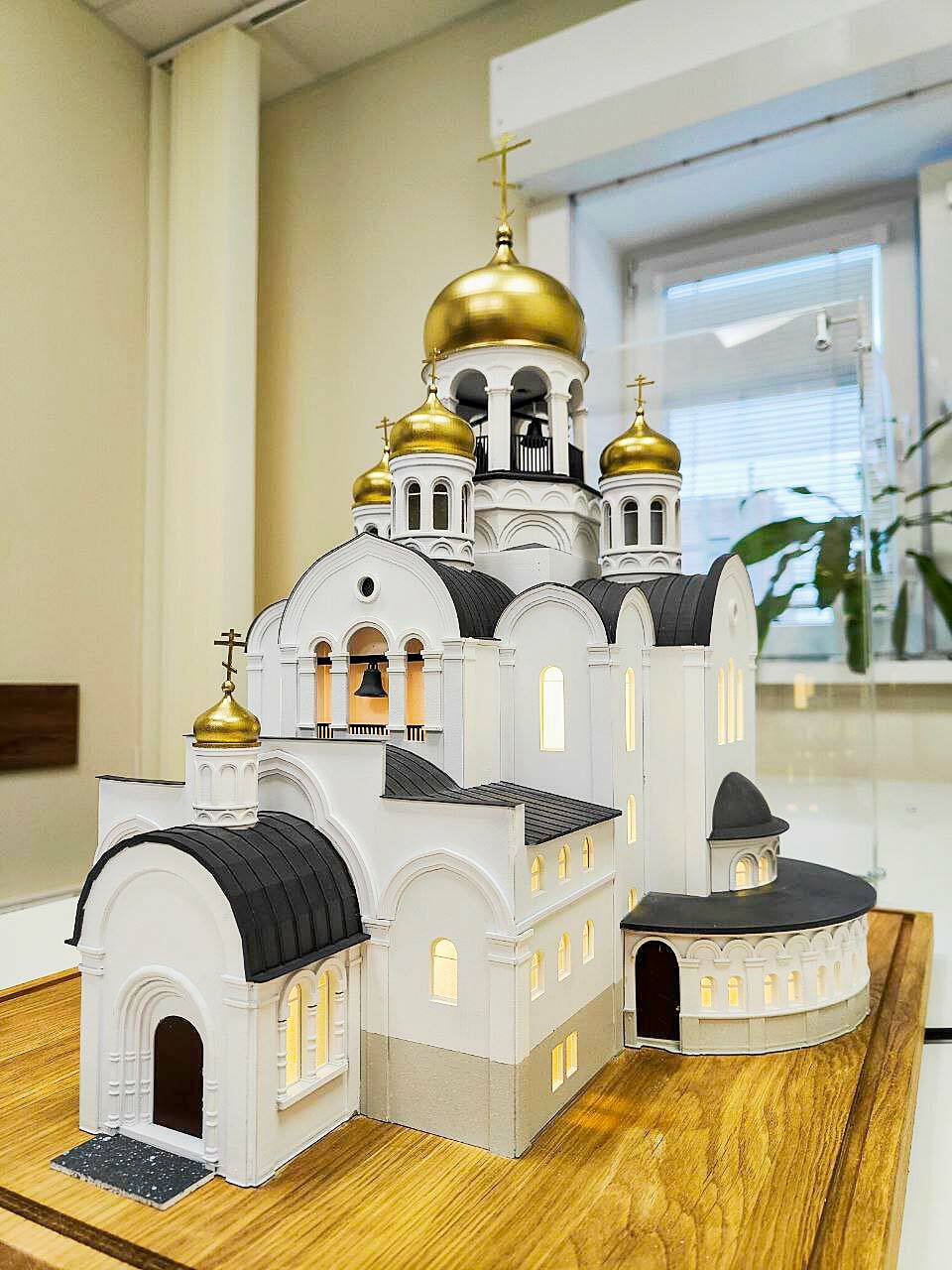 Масштабная 3-Д модель автокрана на шасси КамАЗ — модель с телескопической стрелой, для строительных работ Масштабная модель автокрана «Клинцы» на базе КамАЗ с трёхсекционной телескопической стрелой длиной 33 метра. Яркий оранжевый цвет, детализированная кабина оператора, крюковая подвеска. Подходит для демонстрации строительной спецтехники, иллюстрирует возможности подъёма и перемещения грузов.