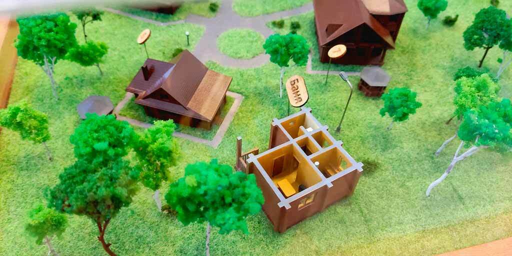 Масштабный макет жилого коттеджного посёлка, который включает в себя несколько многоэтажных зданий, дороги, зеленые насаждения и элементы инфраструктуры. Макет выполнен в масштабе и предназначен для демонстрации проекта или объекта, возможно, для привлечения инвестиций или для презентации на выставках и конференциях.